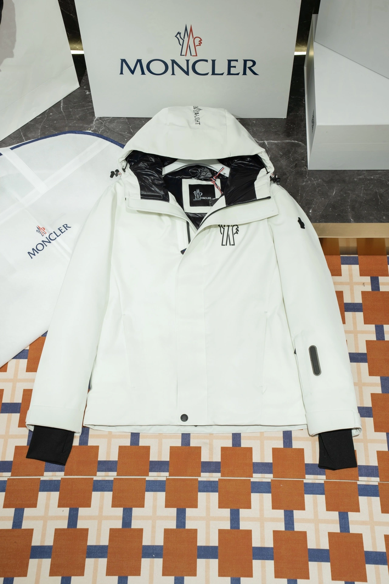 Vibrant Moncler Down Jackets 145670