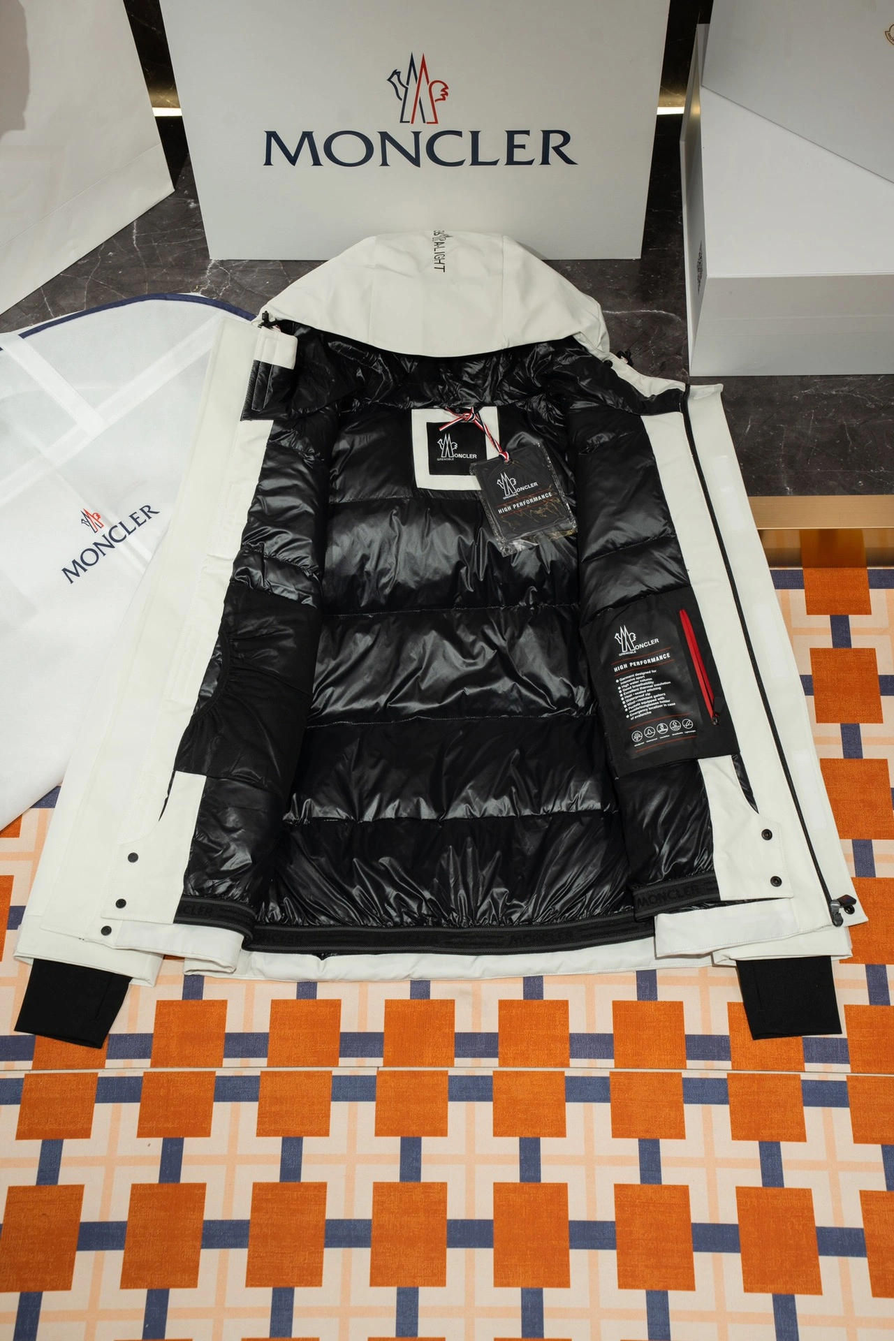 Vibrant Moncler Down Jackets 145670