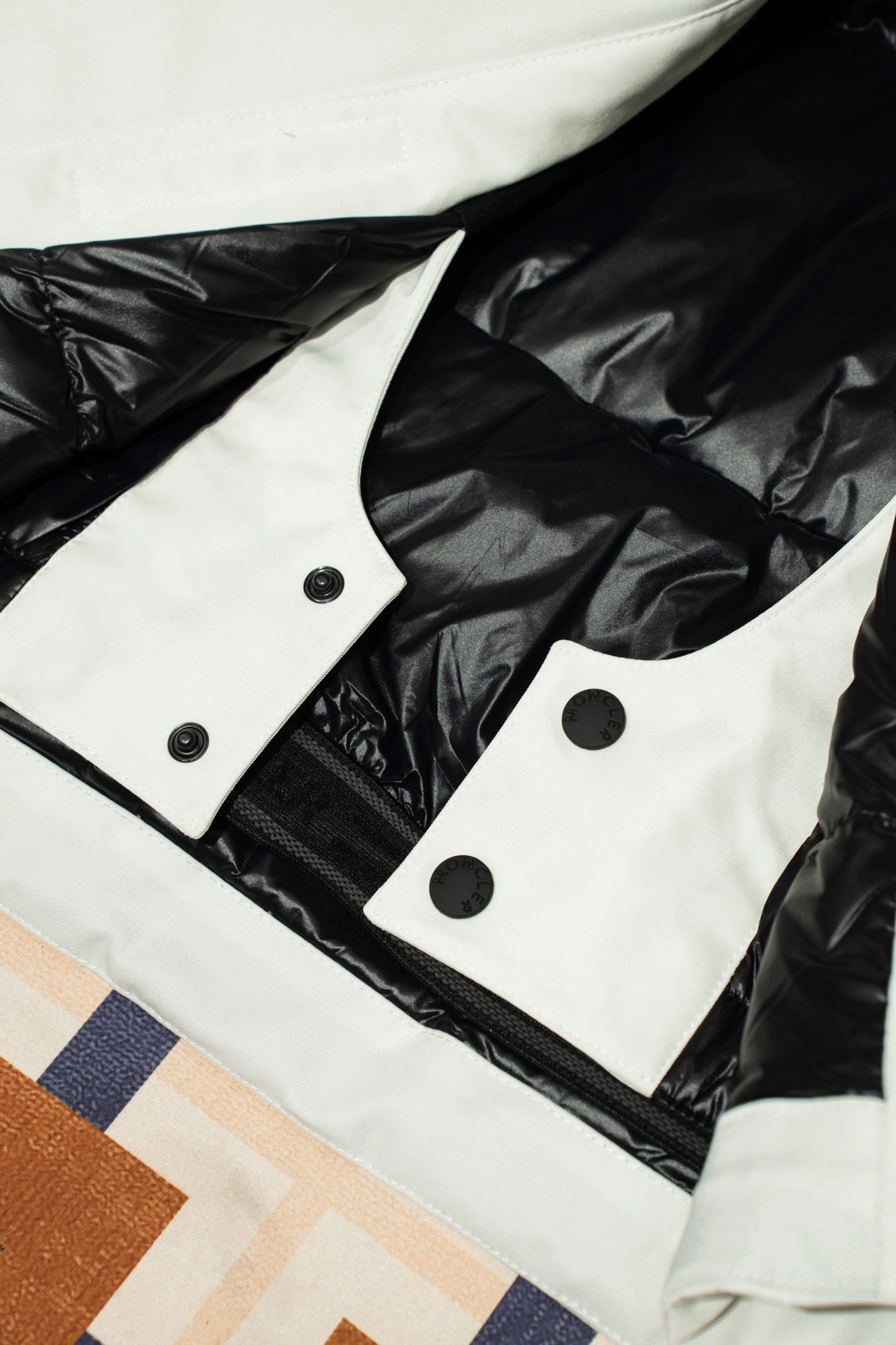 Vibrant Moncler Down Jackets 145670