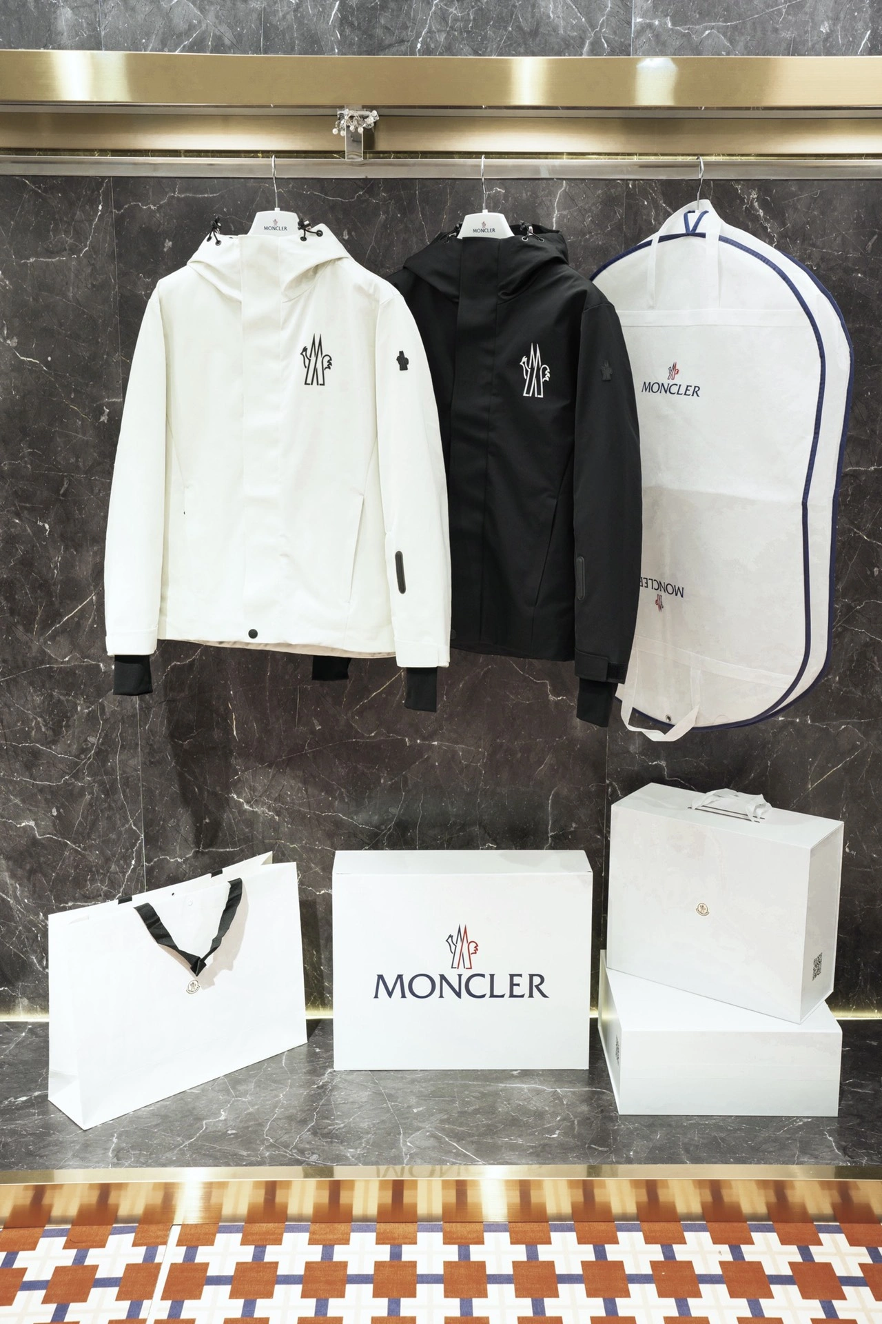 Vibrant Moncler Down Jackets 145670