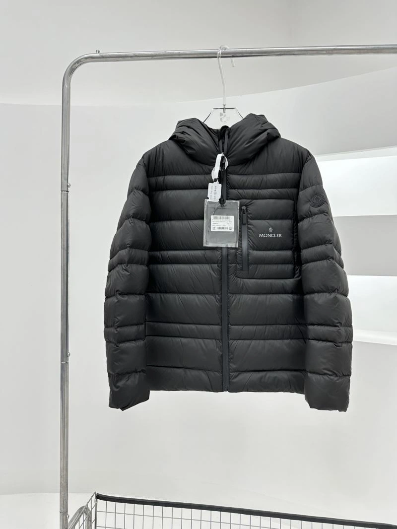 Moncler Down Jackets Vibrant 144836