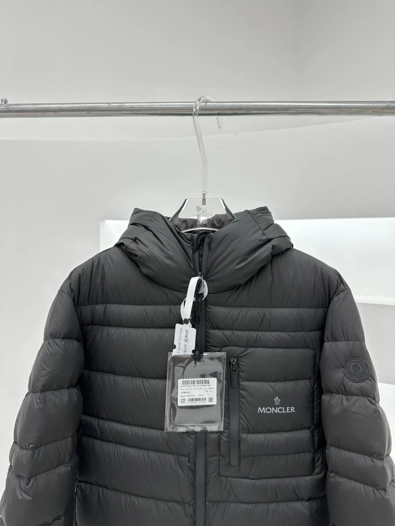 Moncler Down Jackets Vibrant 144836