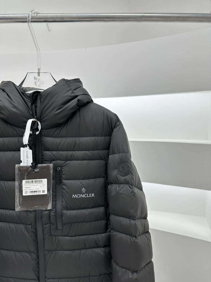 Moncler Down Jackets Vibrant 144836