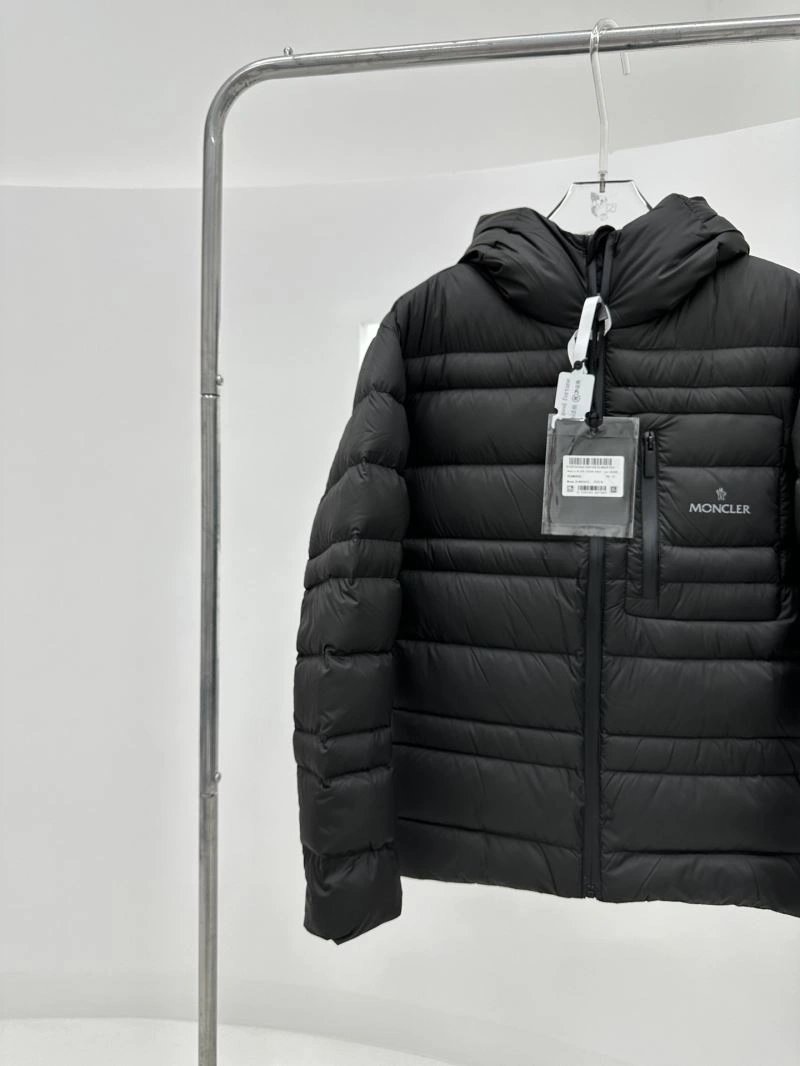 Moncler Down Jackets Vibrant 144836