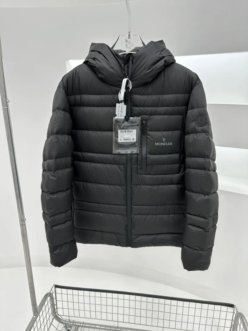 Moncler Down Jackets Vibrant 144836