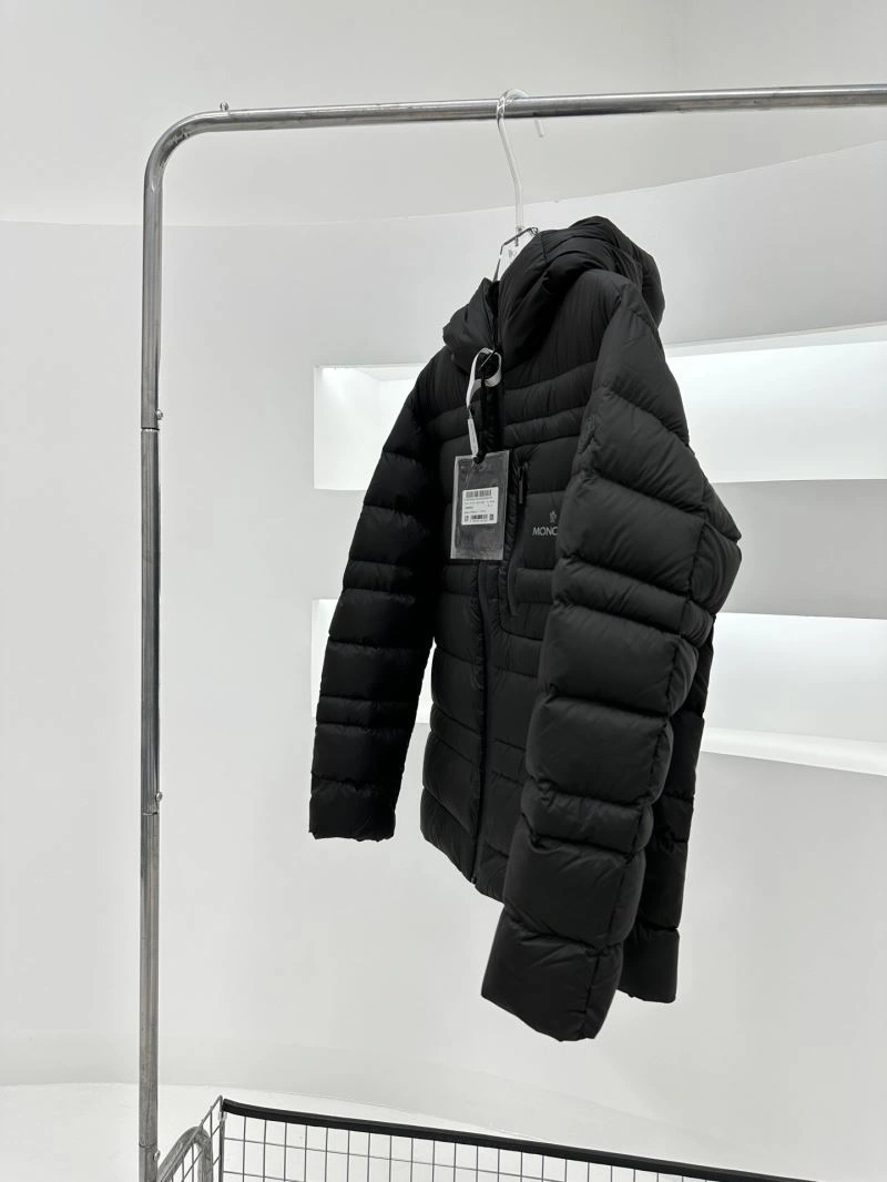 Moncler Down Jackets Vibrant 144836