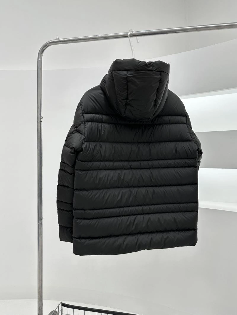 Moncler Down Jackets Vibrant 144836