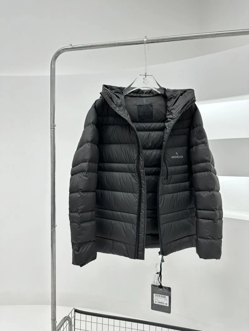 Moncler Down Jackets Vibrant 144836