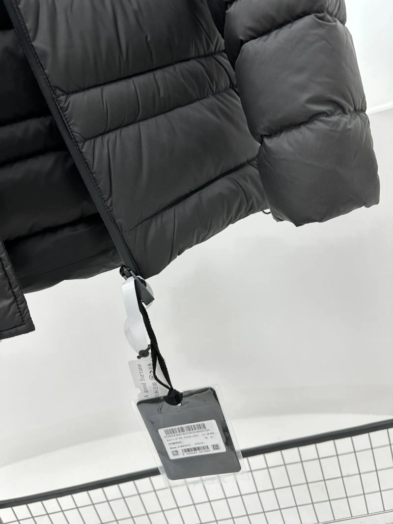 Moncler Down Jackets Vibrant 144836