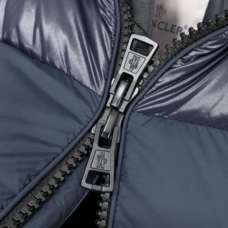 Moncler Down Jackets Sleek 144812