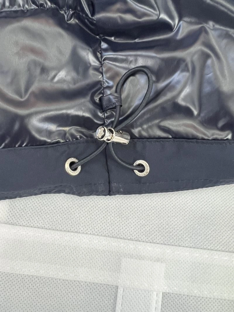 Moncler Down Jackets Vibrant 144673