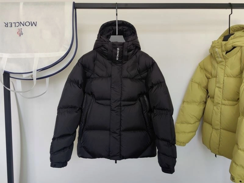 Moncler Down Jackets Sophisticated 144642
