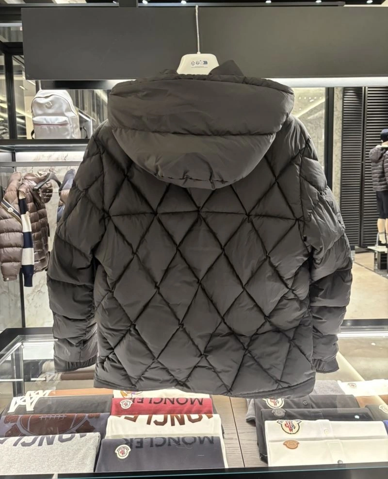 Moncler Down Jackets Sleek 144434
