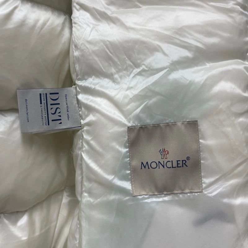 Moncler Down Jackets Sporty 144037