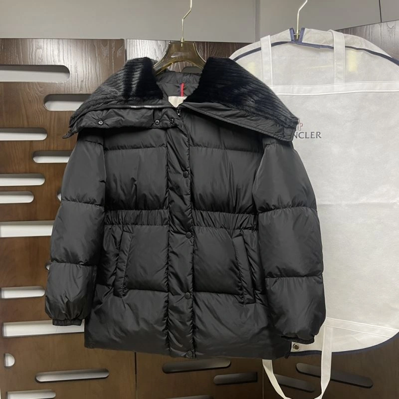 Moncler Down Jackets Vibrant 143939