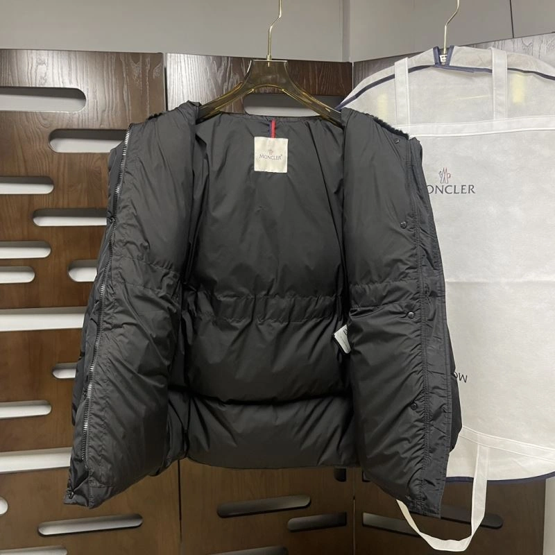 Moncler Down Jackets Vibrant 143939