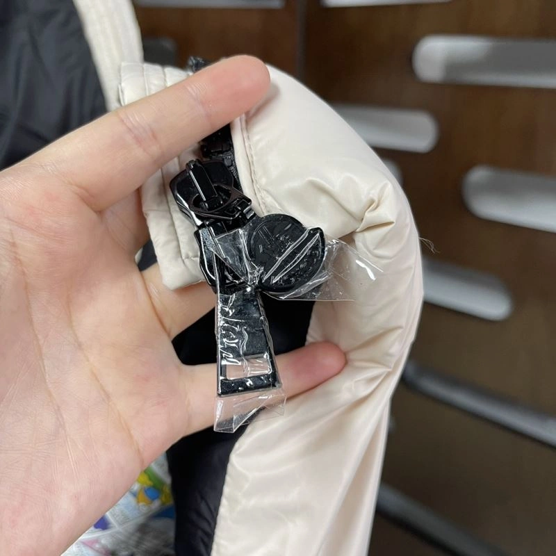 Vibrant Moncler Down Jackets 143875