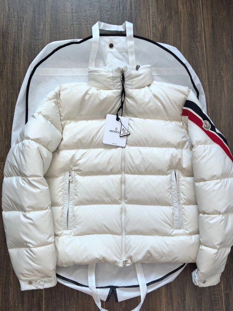 Moncler Down Jackets Vibrant 143847