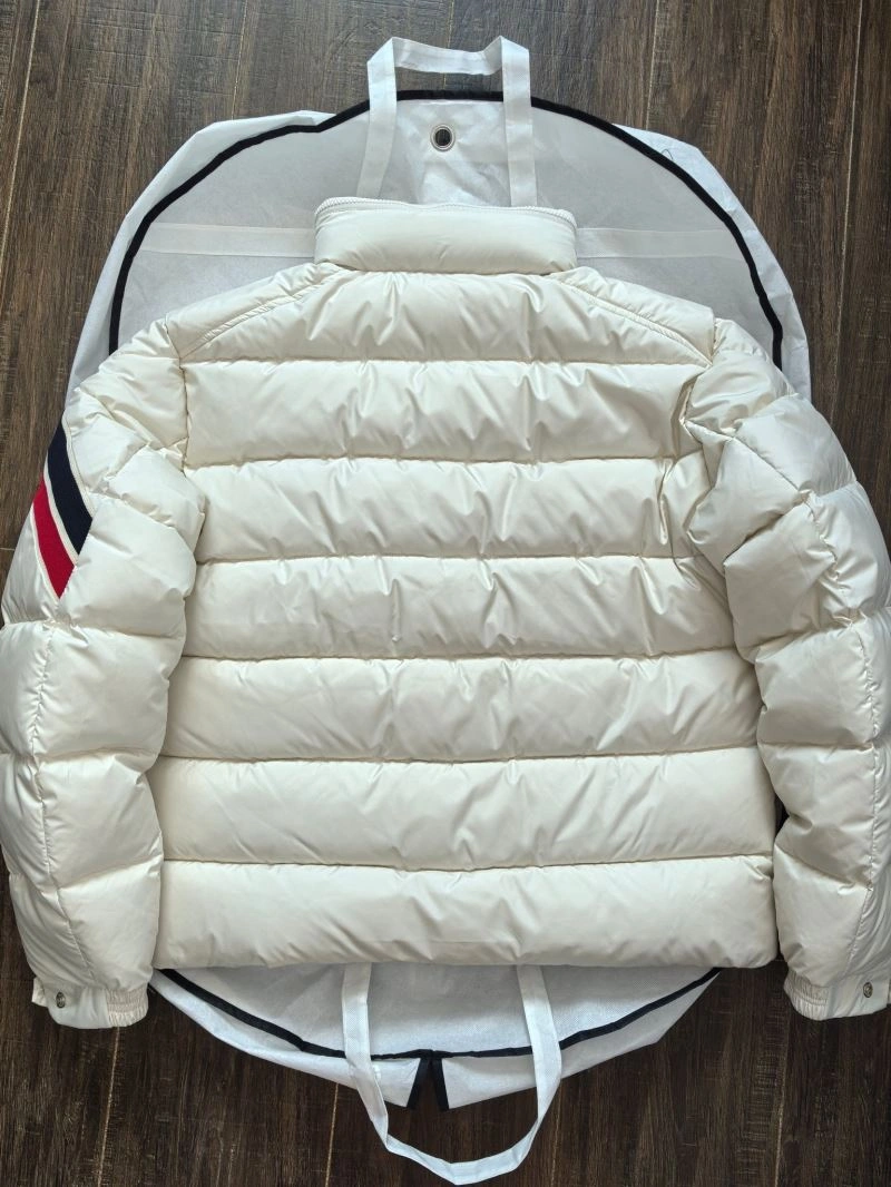 Moncler Down Jackets Vibrant 143847
