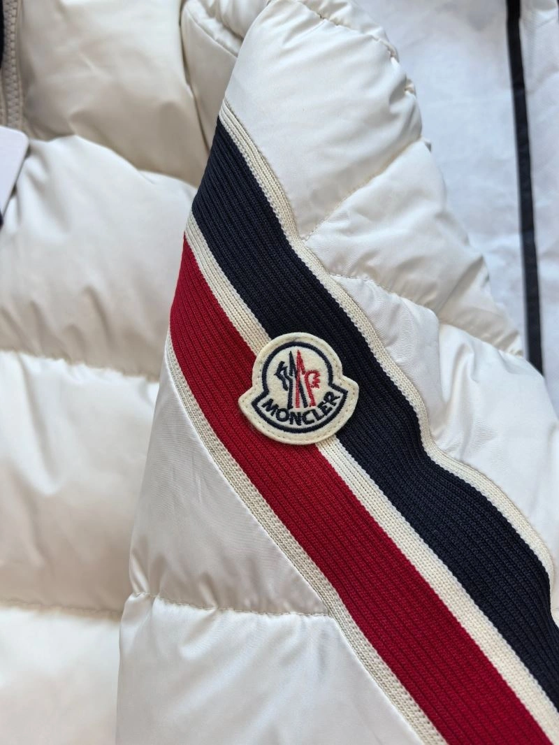 Moncler Down Jackets Vibrant 143847