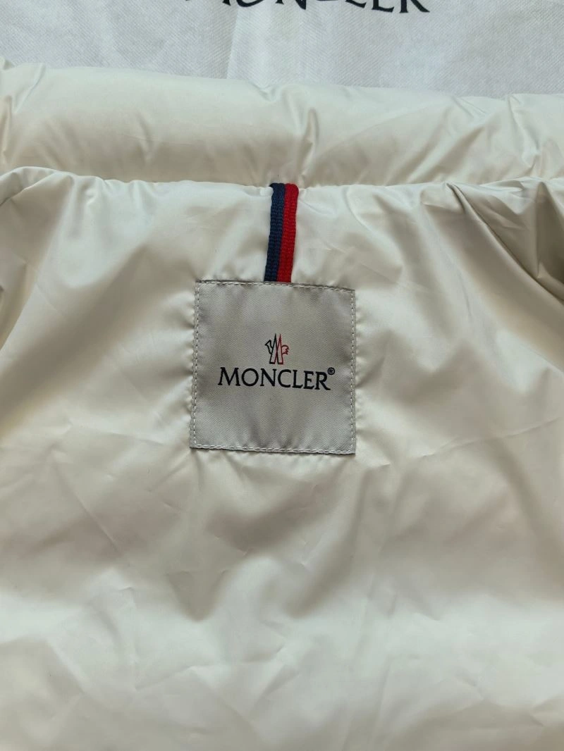 Moncler Down Jackets Vibrant 143847
