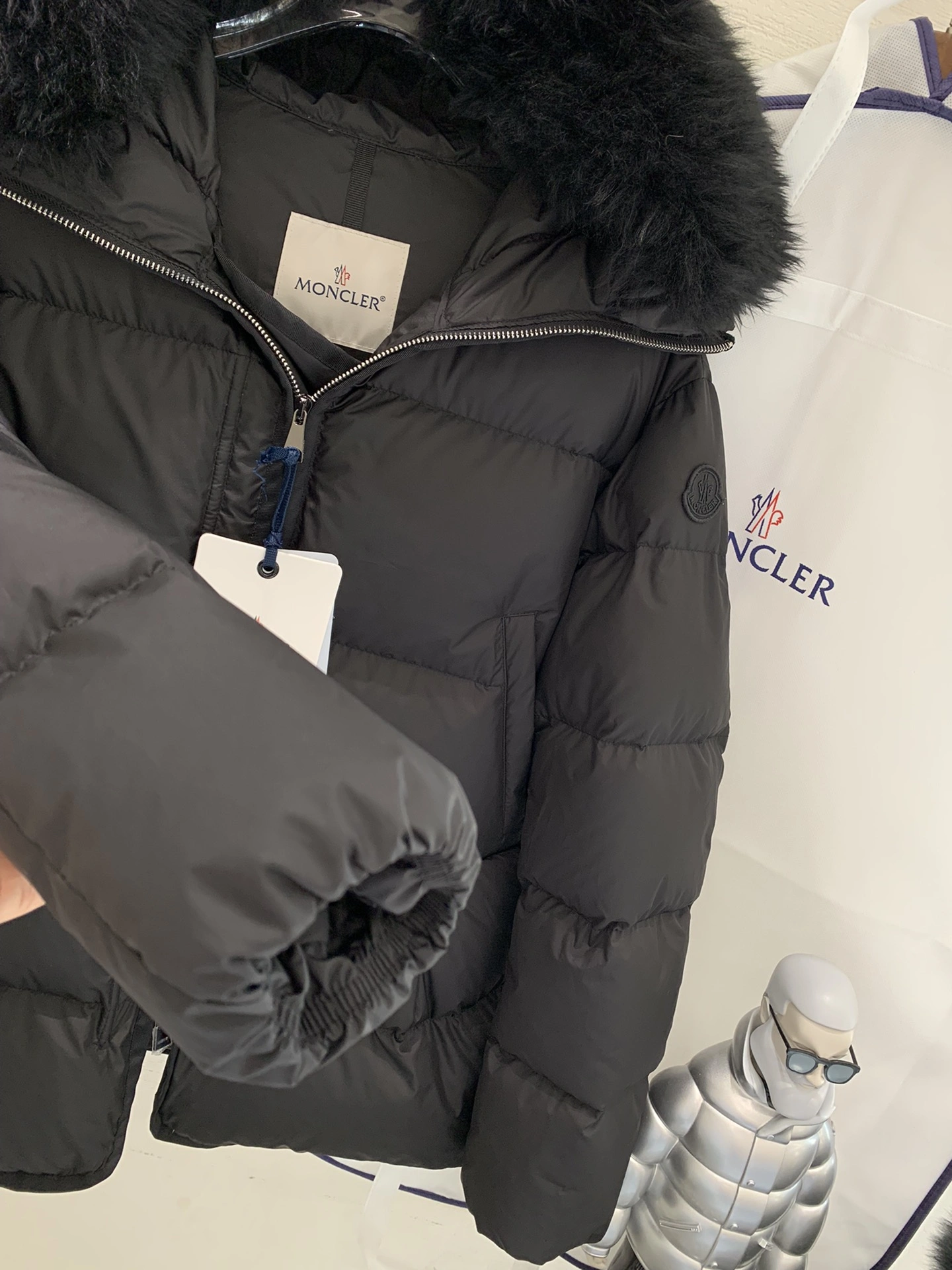 Moncler Down Jackets Chic 145617