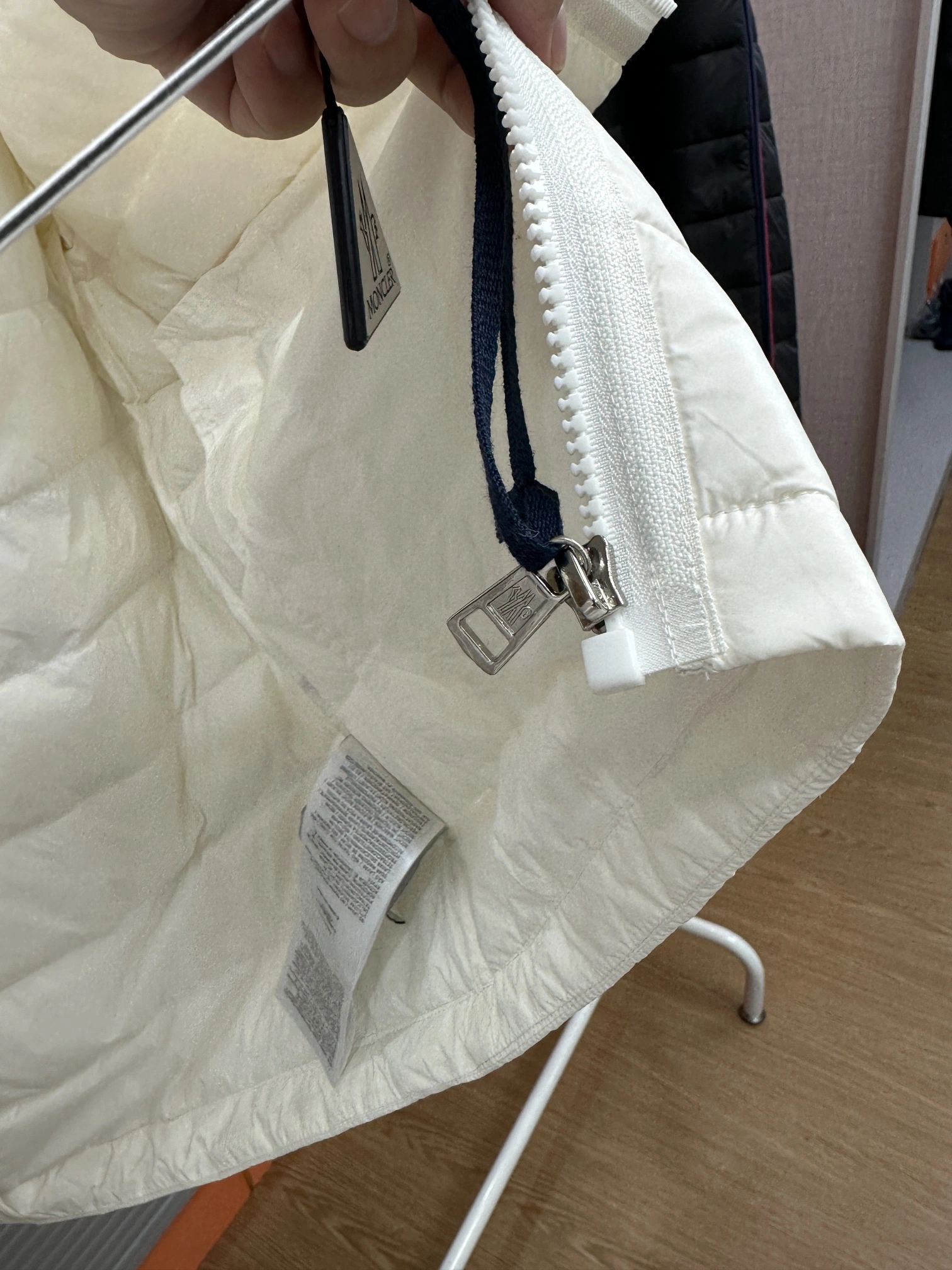 Moncler Down Jackets Classic 145603