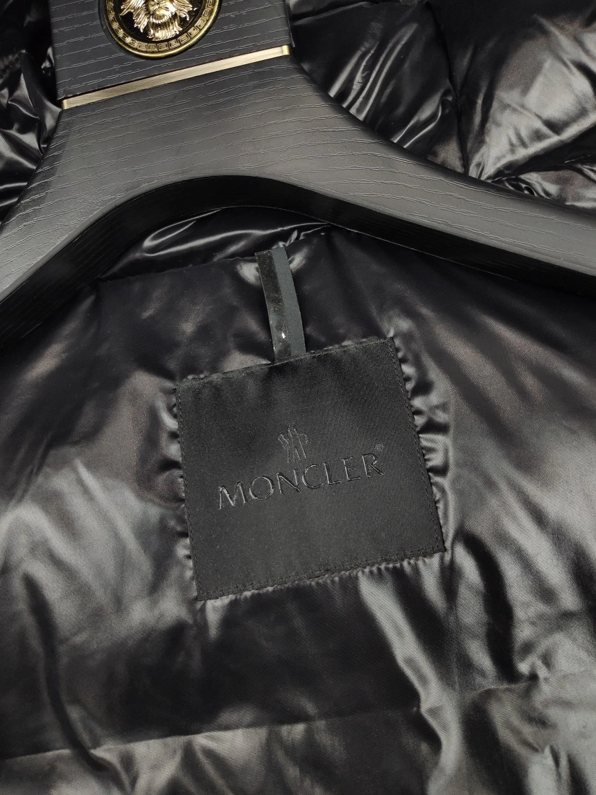 Vibrant Moncler Down Jackets 145585