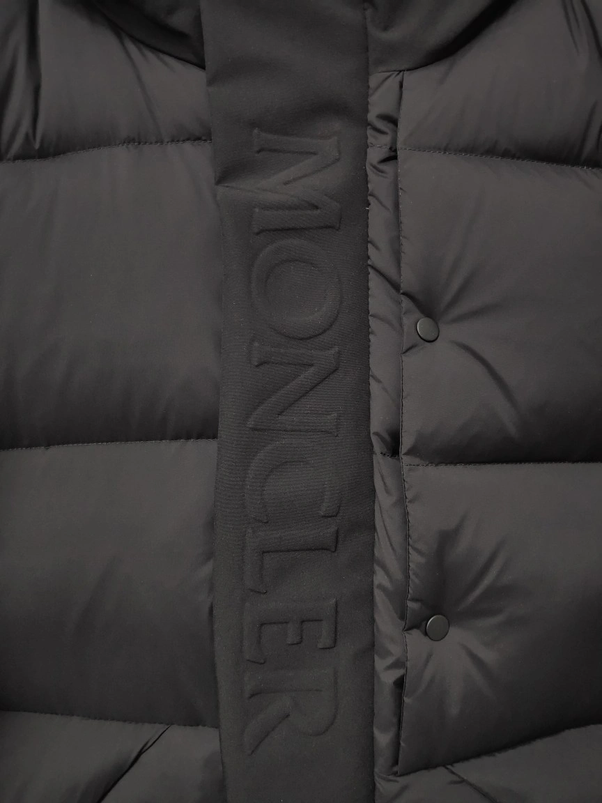 Vibrant Moncler Down Jackets 145585