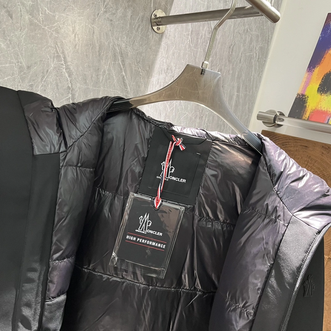 Moncler Down Jackets Trendsetting 145541