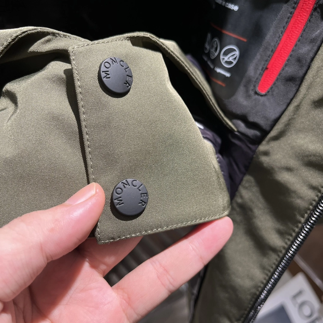 Vibrant Moncler Down Jackets 145553