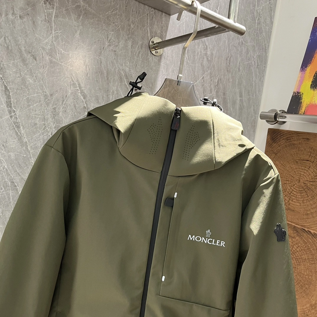Vibrant Moncler Down Jackets 145553