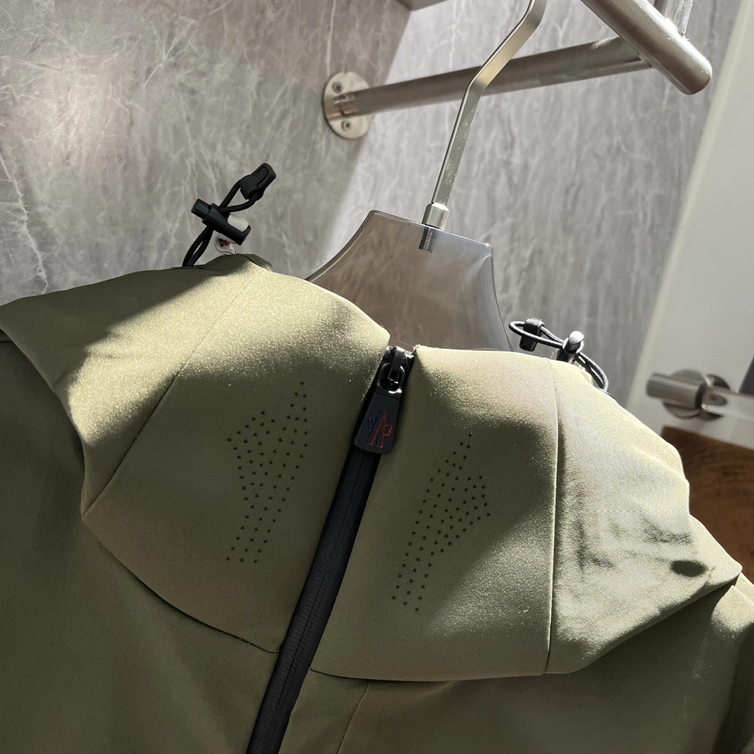 Vibrant Moncler Down Jackets 145553