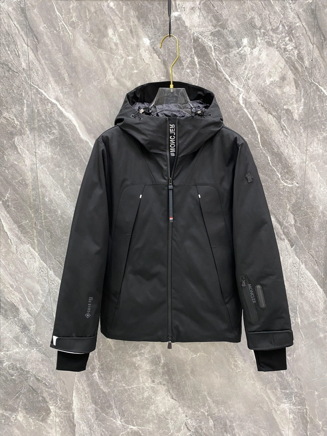 Moncler Down Jackets Vibrant 145520