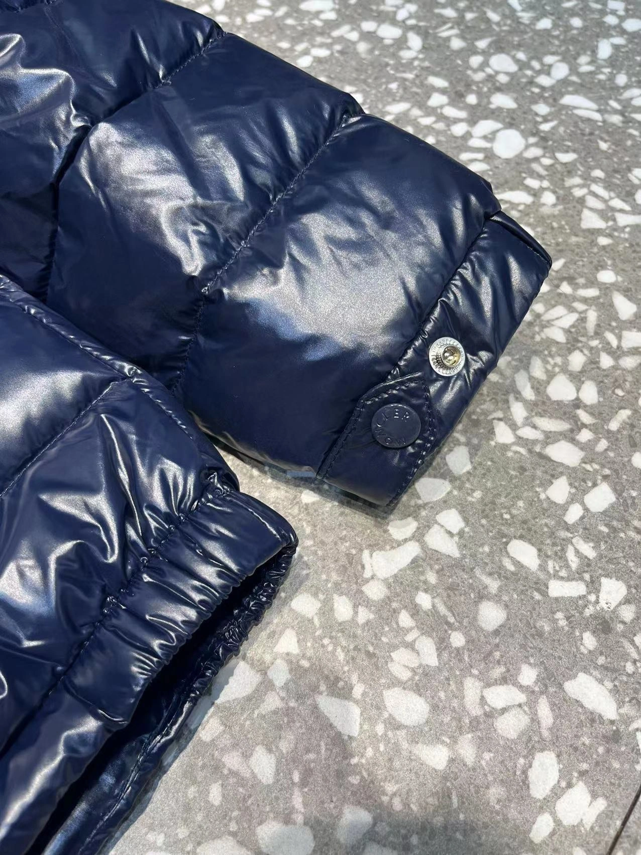 Snug Moncler Down Jackets 145505