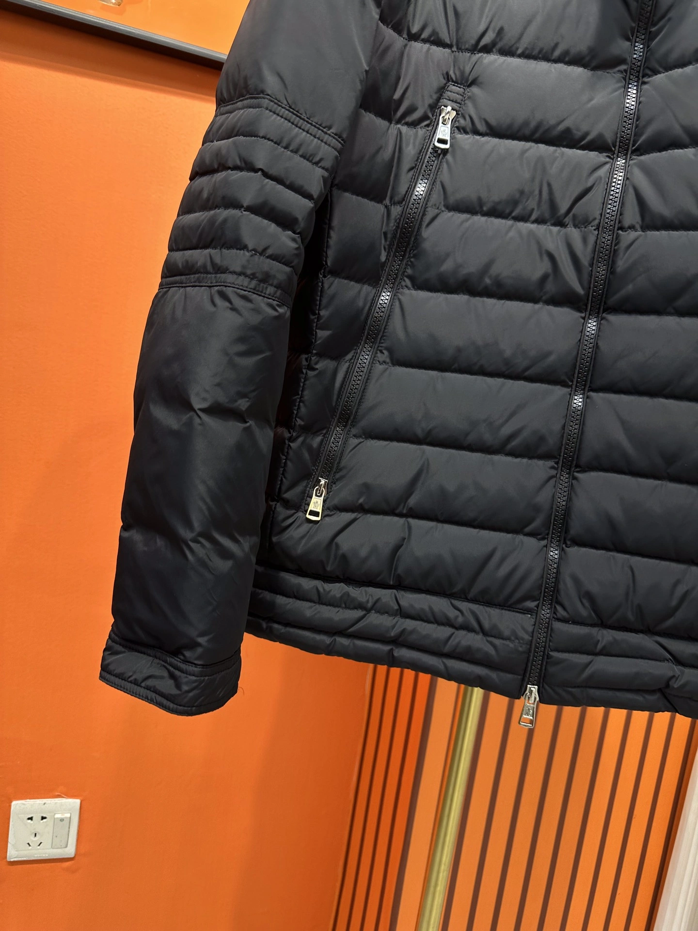 Moncler Down Jackets Vibrant 145371