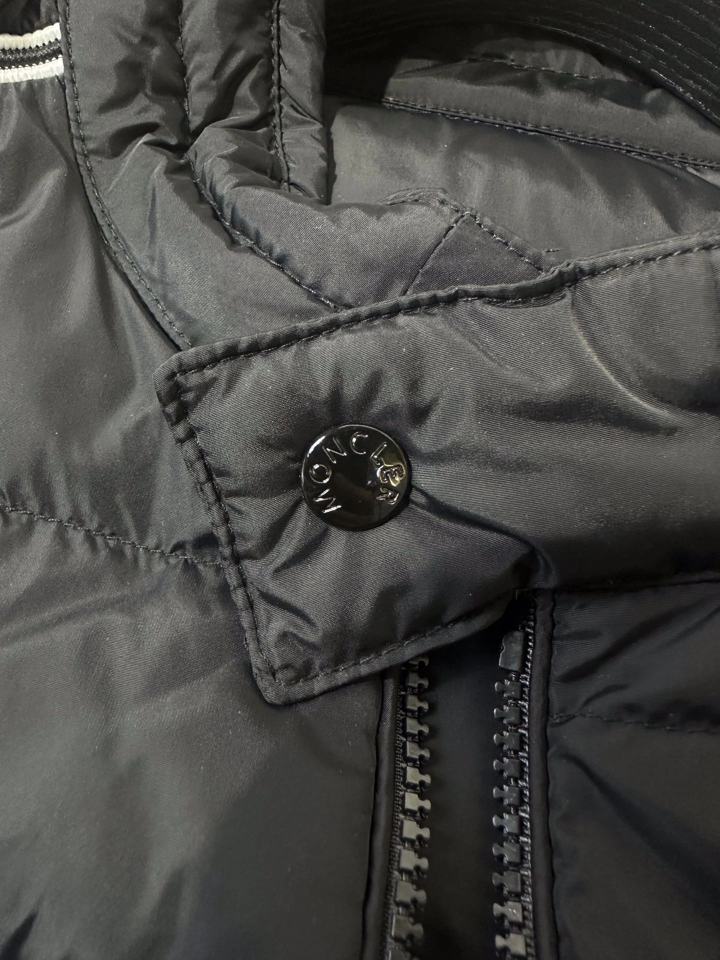 Moncler Down Jackets Vibrant 145371