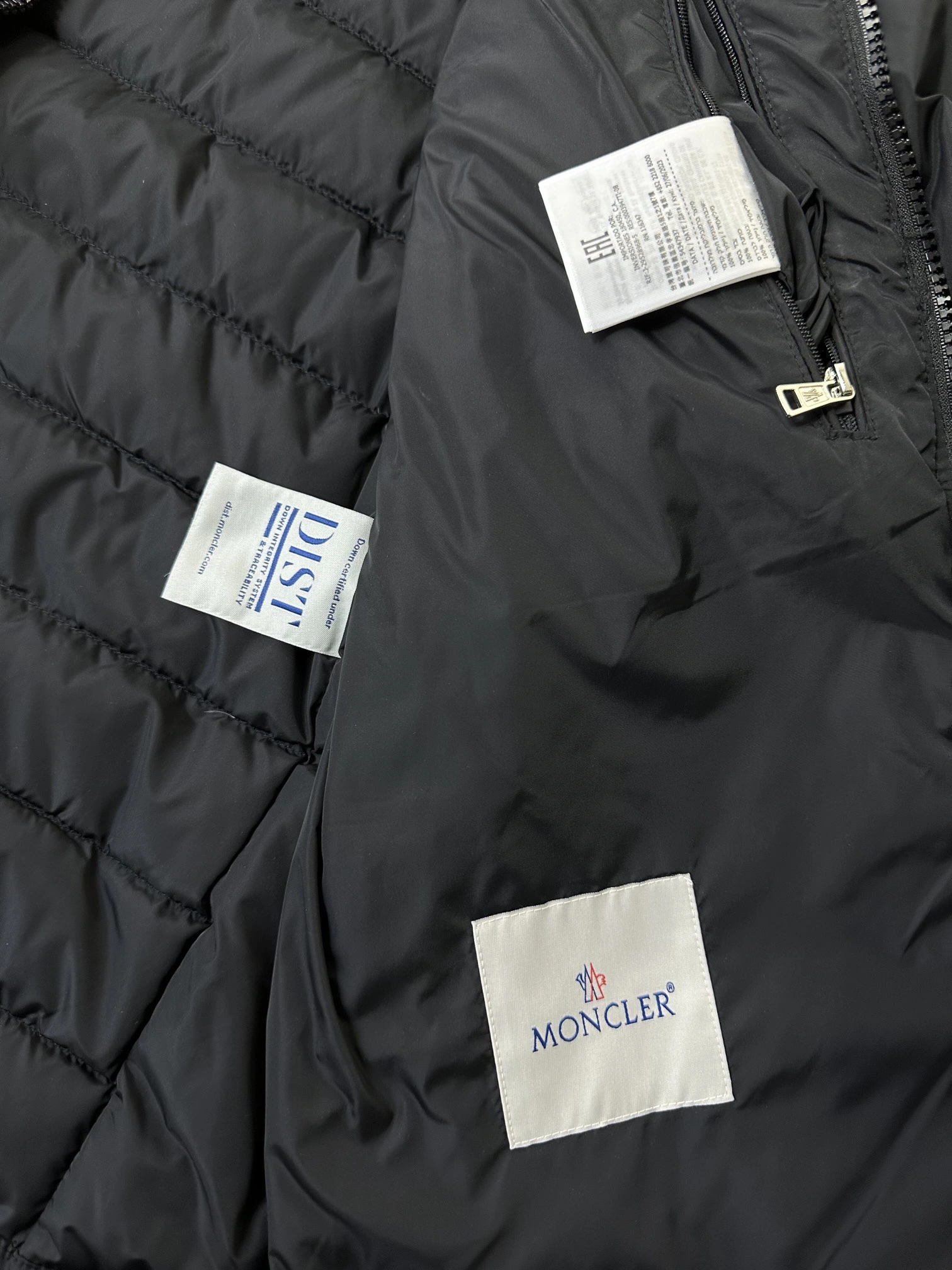 Moncler Down Jackets Vibrant 145371