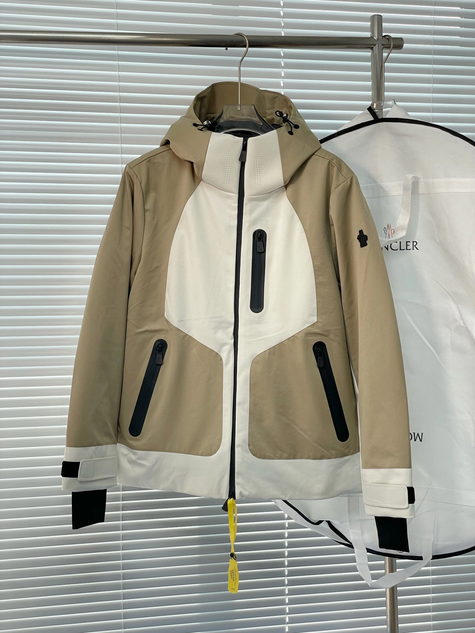 Moncler Down Jackets EyeCatching 145378