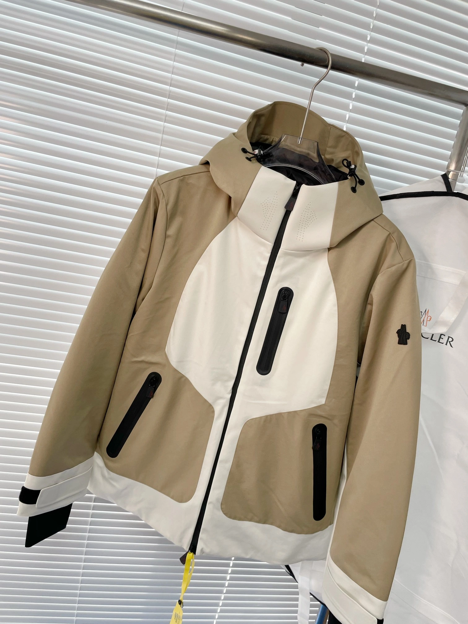 Moncler Down Jackets EyeCatching 145378