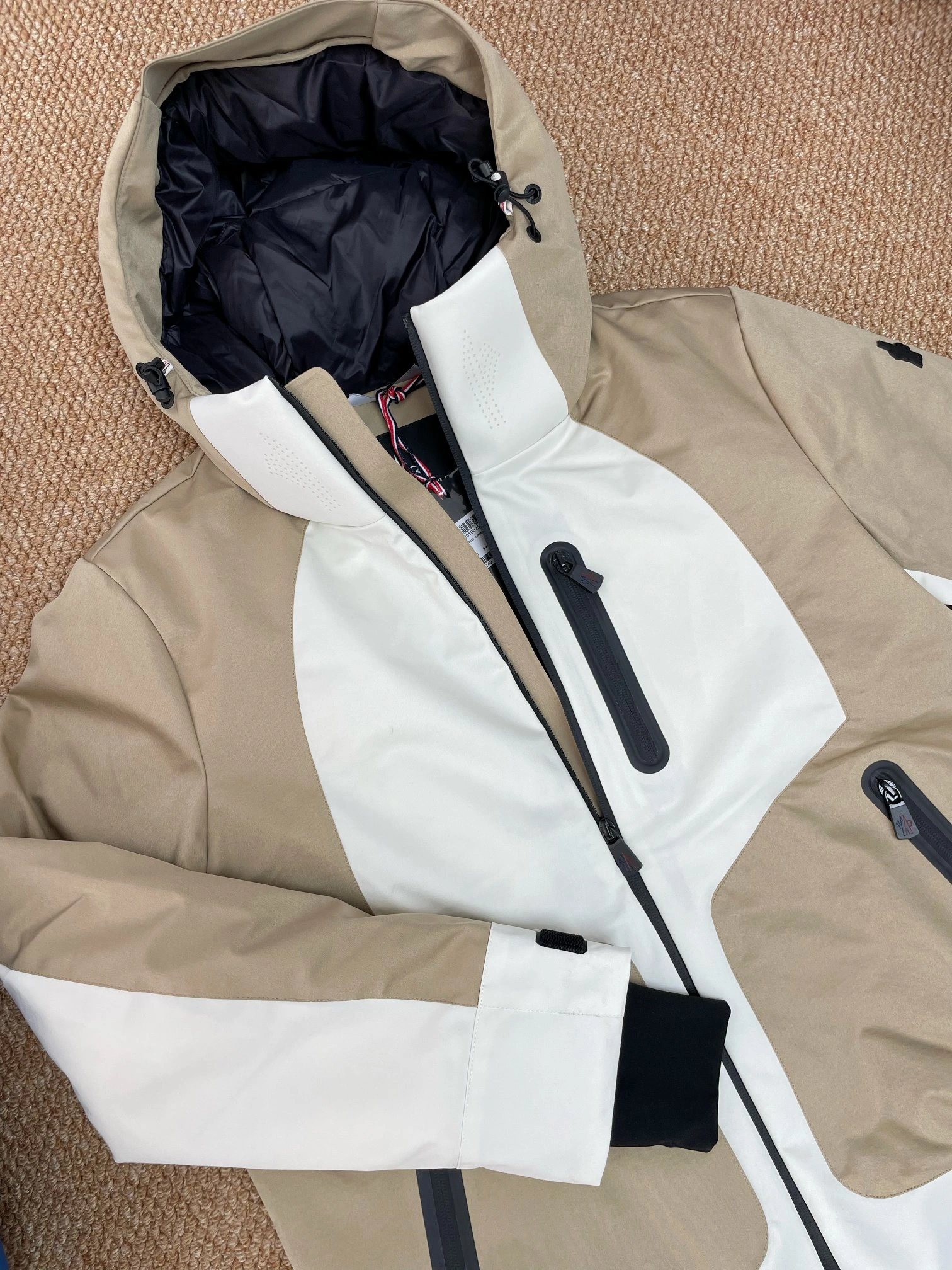 Moncler Down Jackets EyeCatching 145378