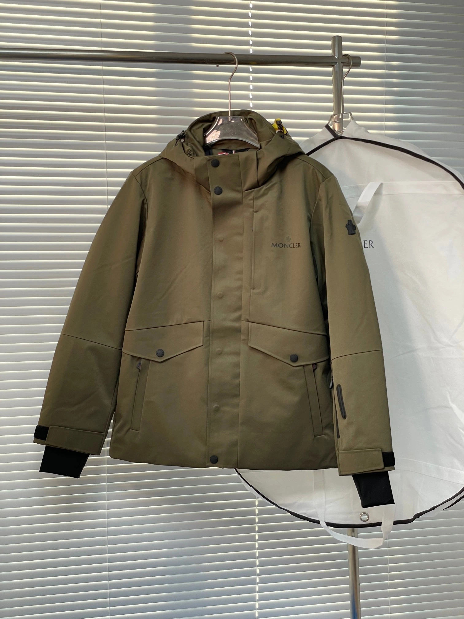 Moncler Down Jackets EyeCatching 145346