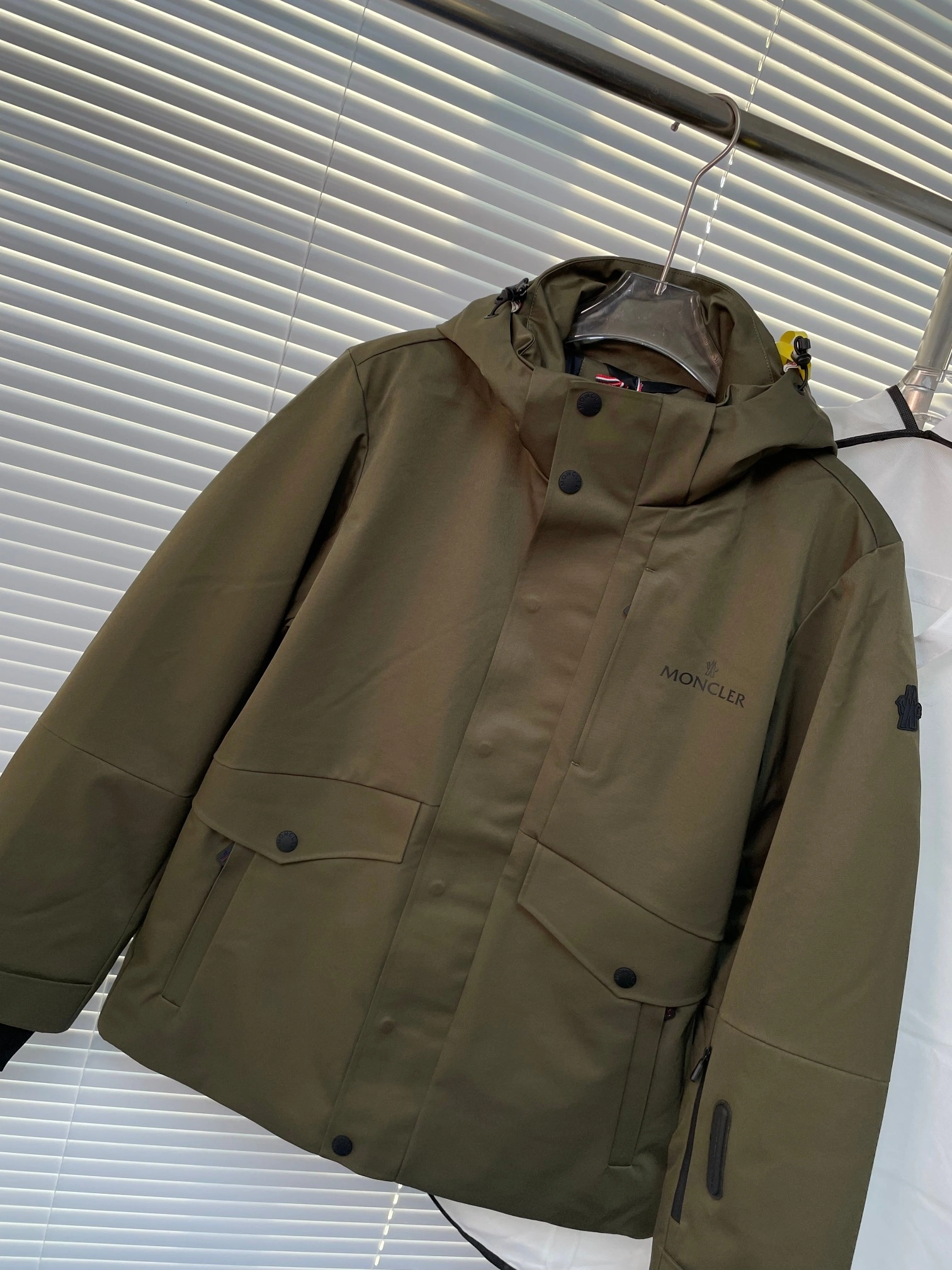 Moncler Down Jackets EyeCatching 145346
