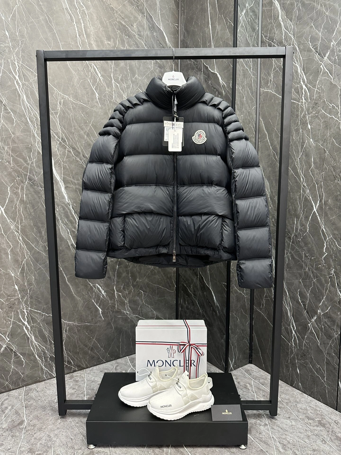 Moncler Down Jackets EasyMatch 145331