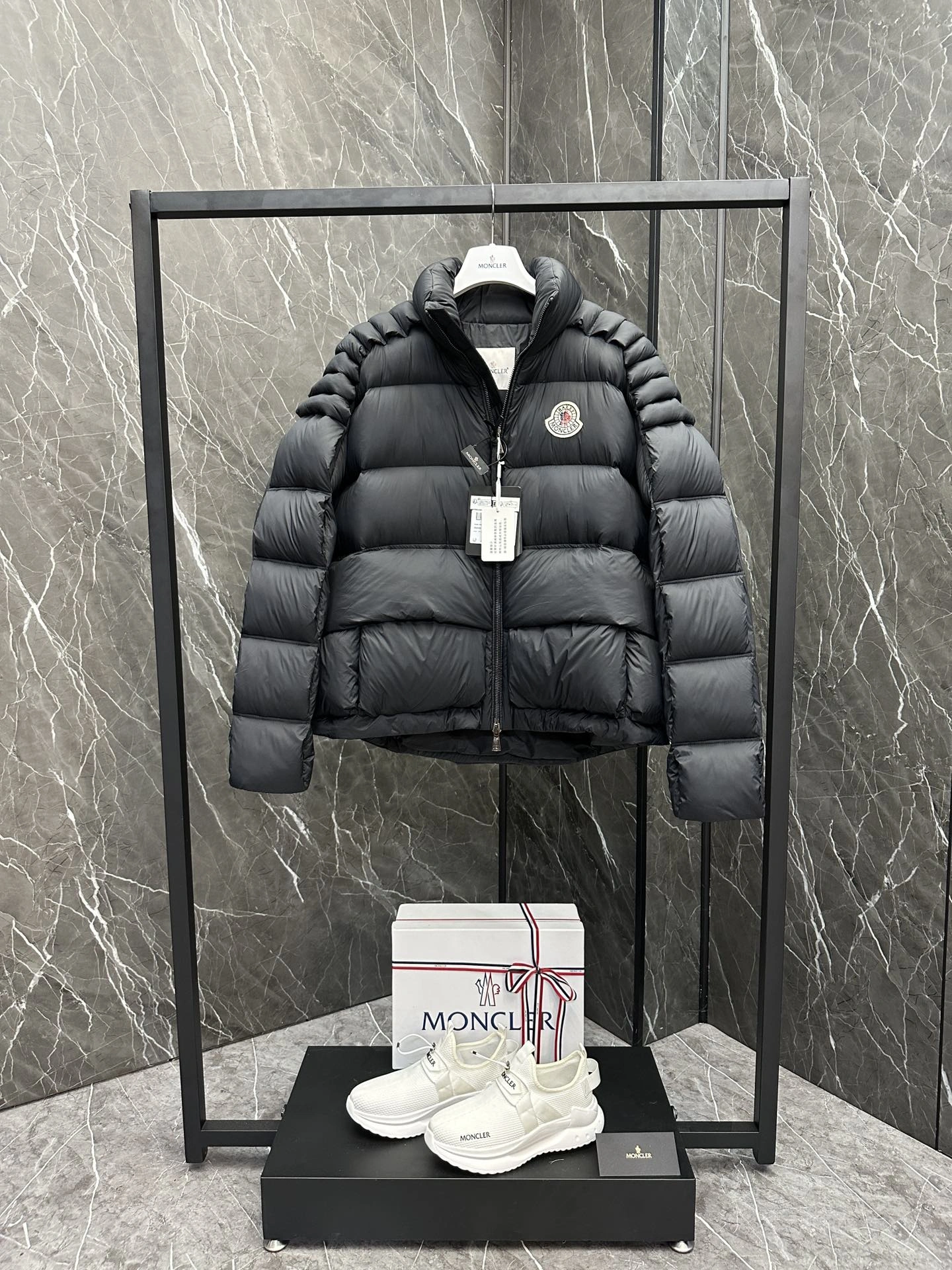 Moncler Down Jackets EasyMatch 145331