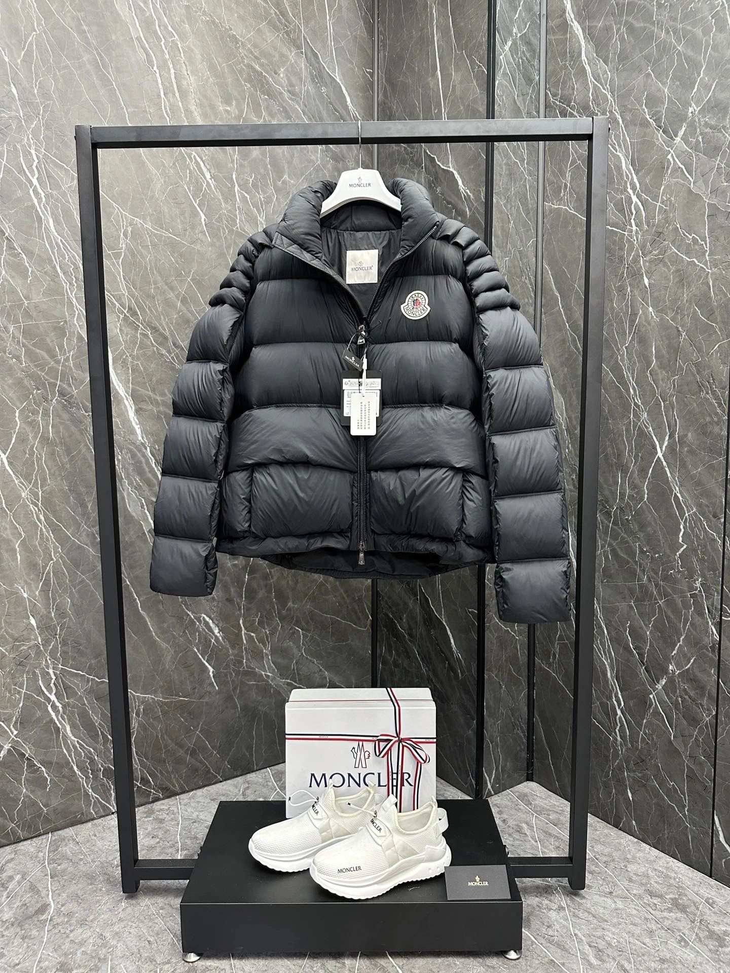 Moncler Down Jackets EasyMatch 145331