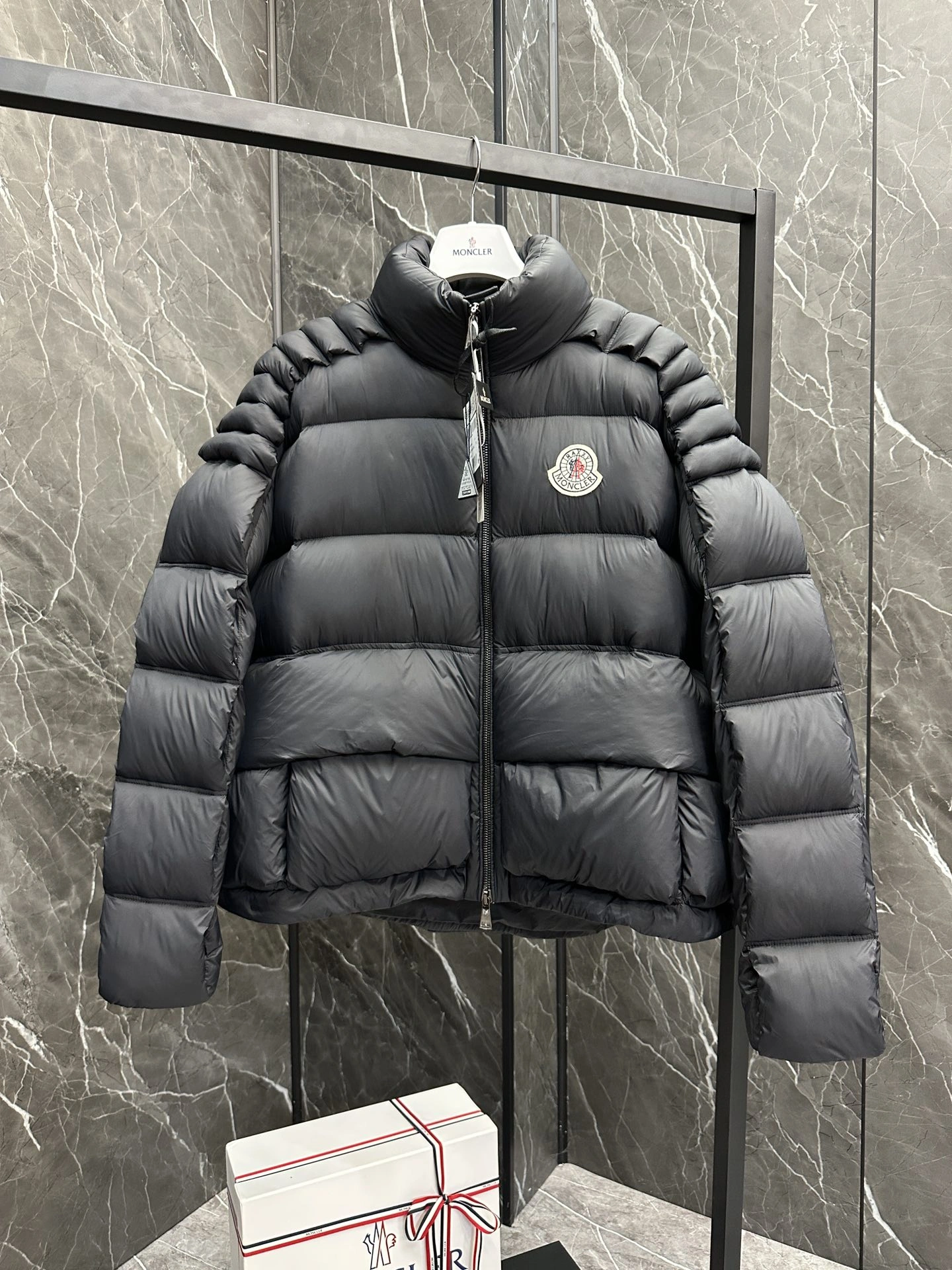 Moncler Down Jackets EasyMatch 145331