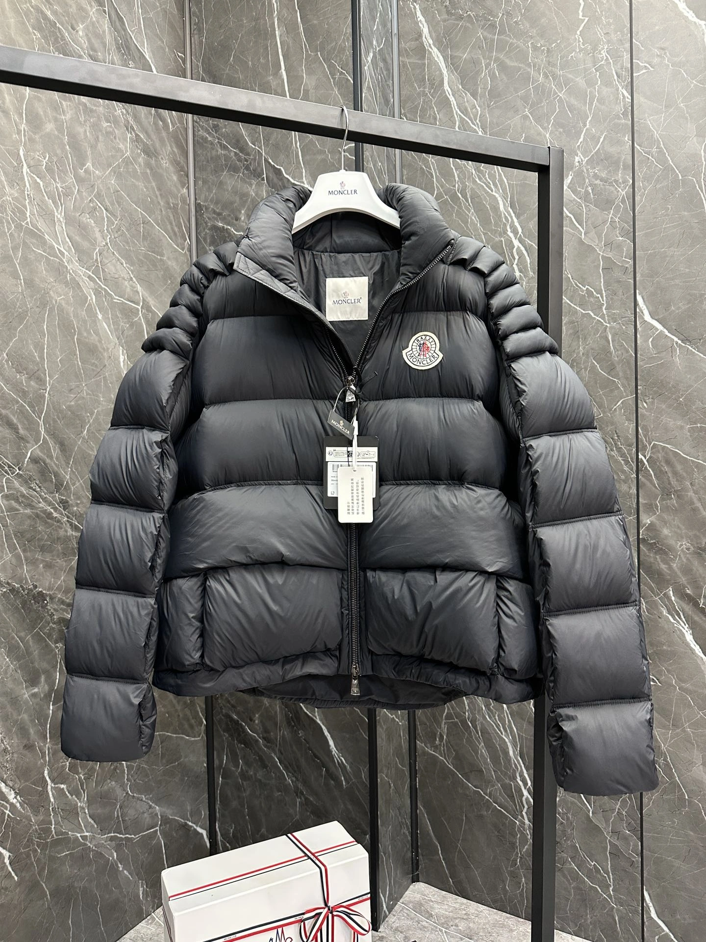 Moncler Down Jackets EasyMatch 145331