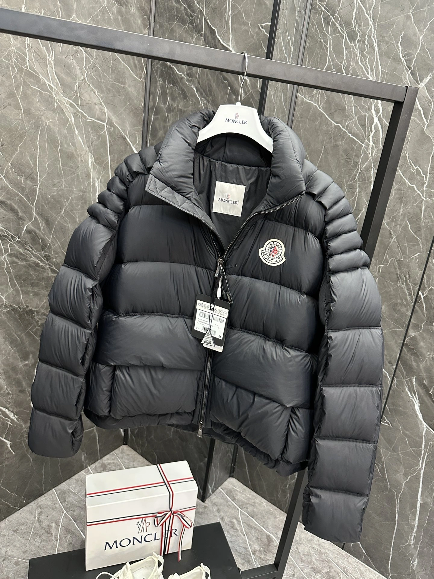 Moncler Down Jackets EasyMatch 145331