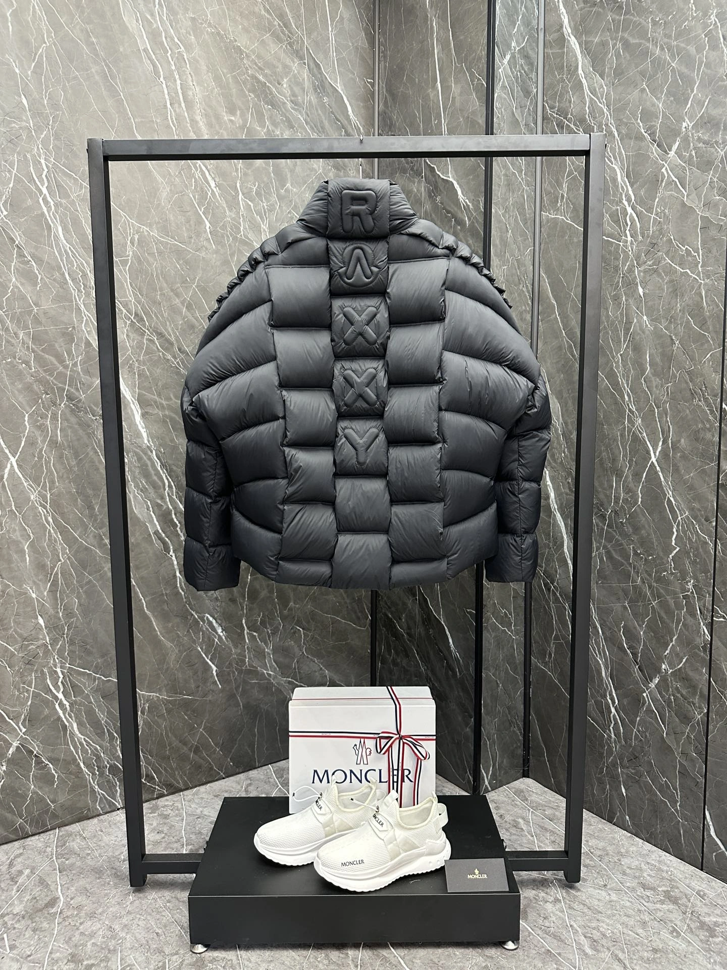 Moncler Down Jackets EasyMatch 145331